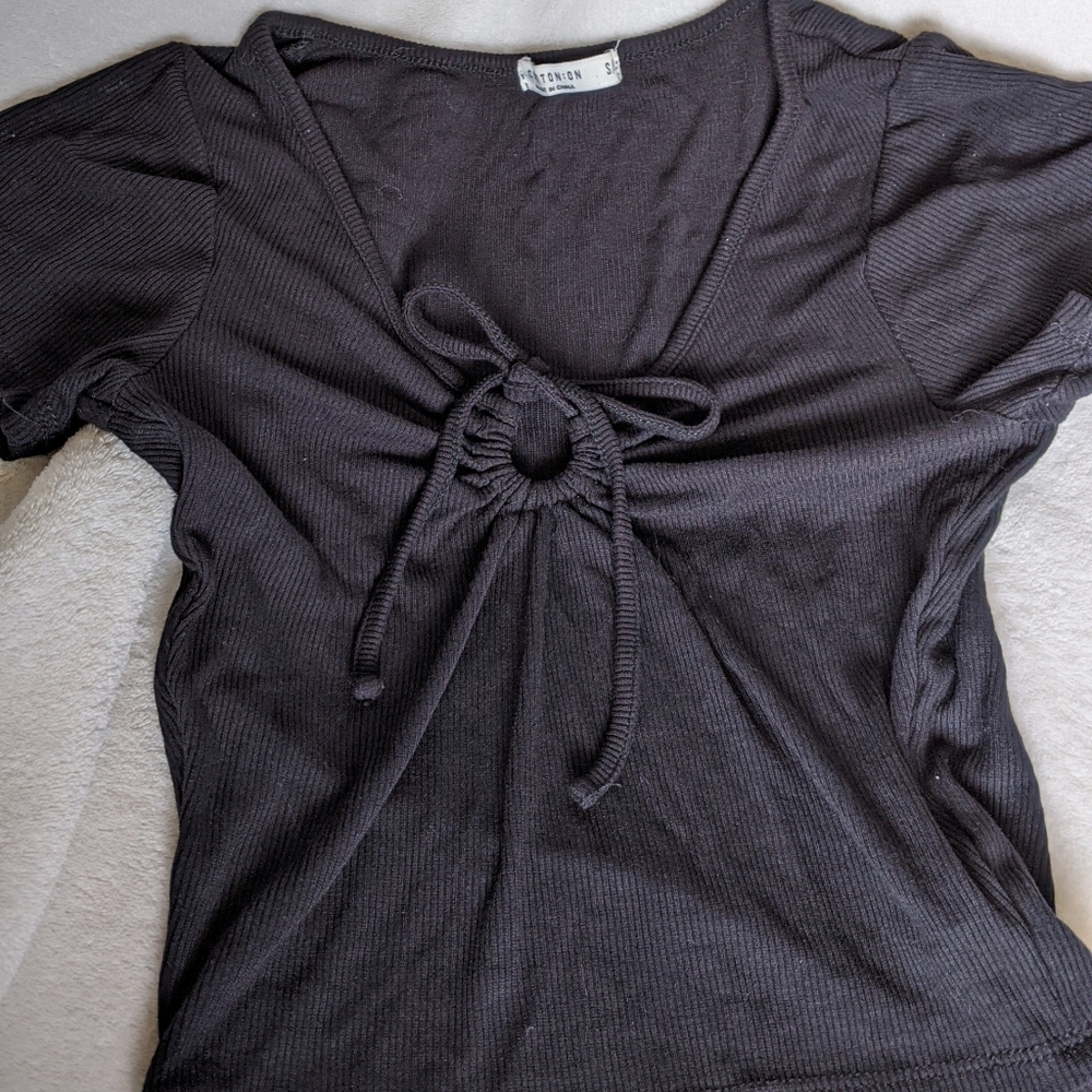 black o-ring crop top